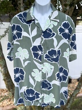 Trinity Coast 100% Rayon Hawaiian Camp Shirt Medium Green Floral Tropical